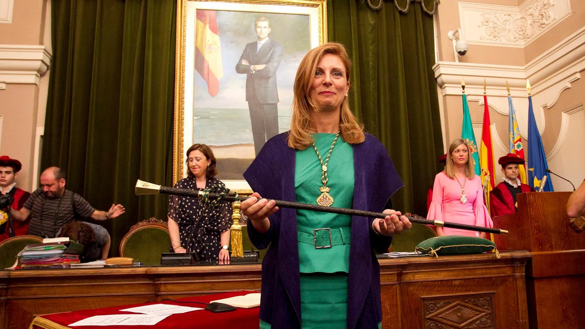 Marco posa con la vara de mando tras la constitución del Ayuntamiento en 2015