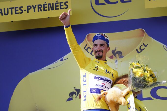 Julian Alaphilippe, con el jersey amarillo en el podio del Tourmalet