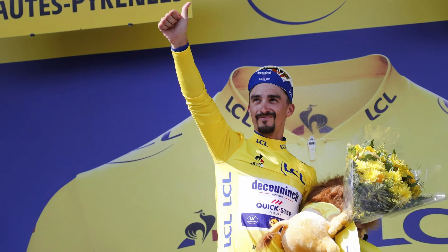 Julian Alaphilippe, con el jersey amarillo en el podio del Tourmalet