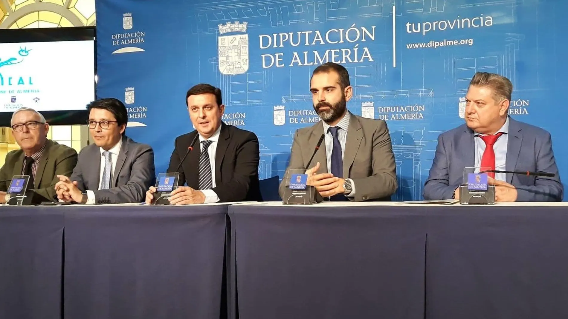 Representantes del Ayuntamiento y la Diputación firman un convenio de colaboración para la organización de la XVIII edición del Festival de Cine de Almería / La Razón