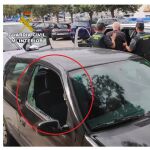 El hombre, en cuestión de minutos era capaz de romper las ventanillas de varios vehículos. LA RAZÓN