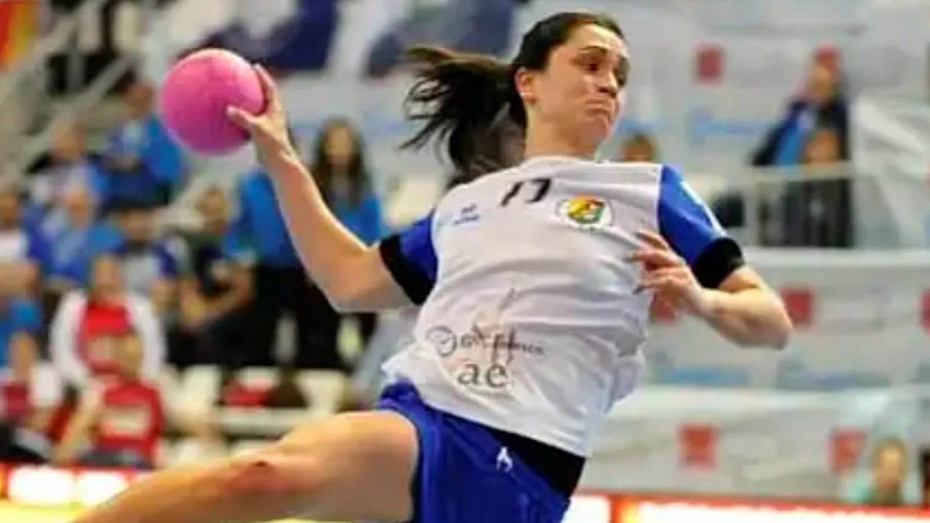 La jugadora de balonmano vallisoletana, ex del Aula Cultural, Amaia González de Garibay, durante un partido