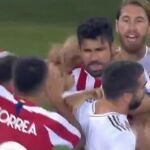 Un instante de la pelea entre Diego Costa y Carvajal