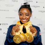 Simone Biles posa con las cinco medallas de oro conseguidas en este mundial