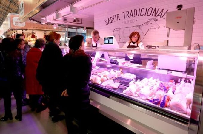 Un grupo de clientes espera a ser atendido en uno de los puestos del Mercado del Val de Valladolid