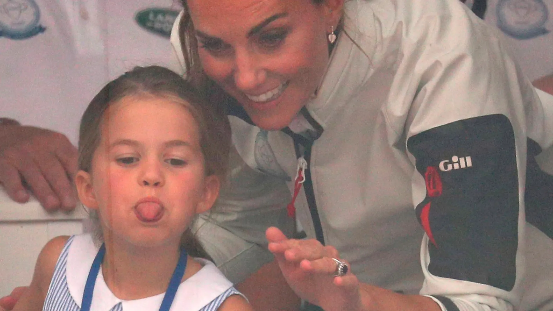 Charlotte de Cambridge junto su madre, la duquesa de Cambridge /REUTERS