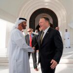 El jeque Mohamed bin Zayed Al Nahyan, príncipe heredero de Abu Dhabi, saluda a Mike Pompeo en Abu Dhabi / Efe
