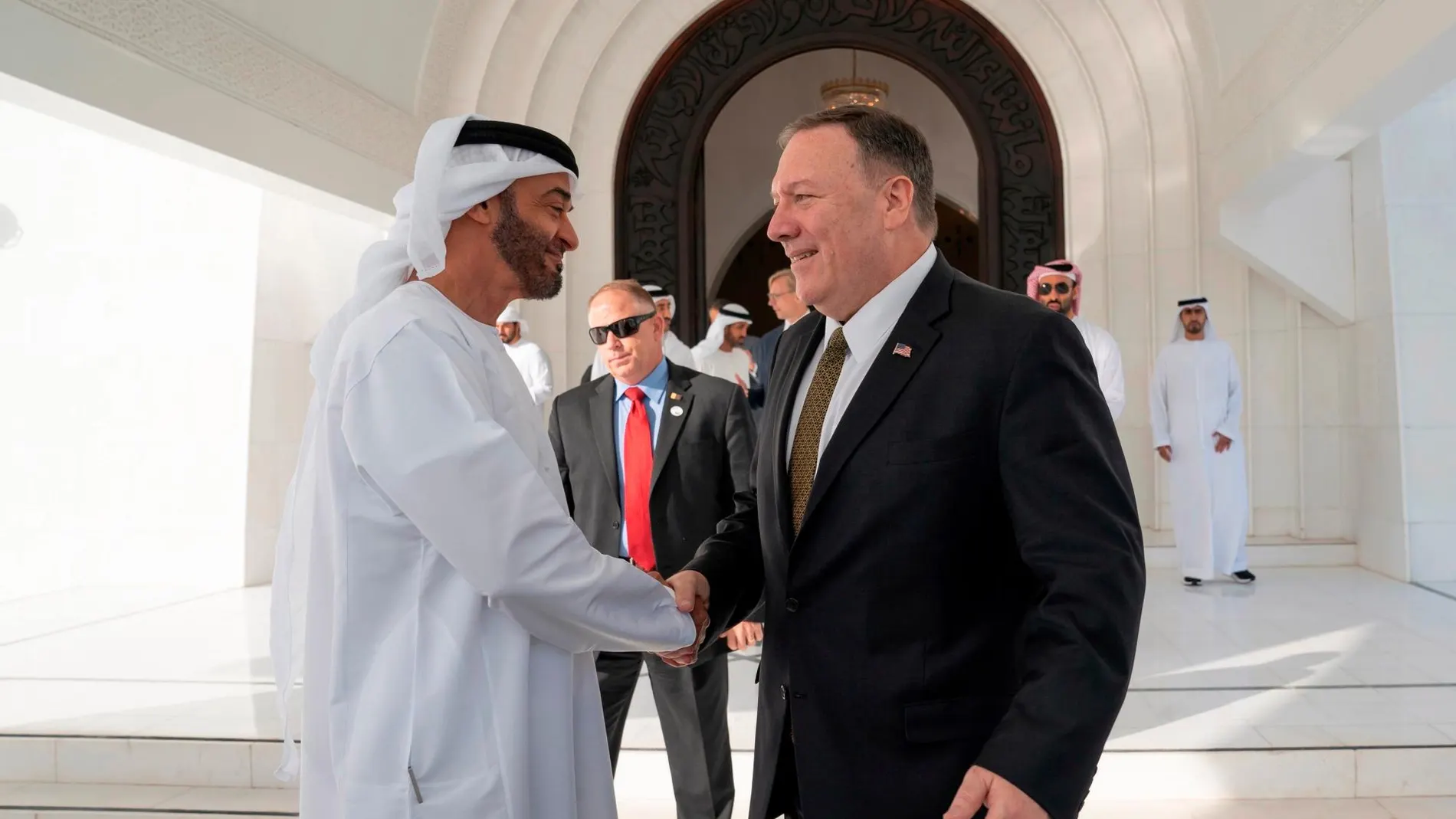 El jeque Mohamed bin Zayed Al Nahyan, príncipe heredero de Abu Dhabi, saluda a Mike Pompeo en Abu Dhabi / Efe