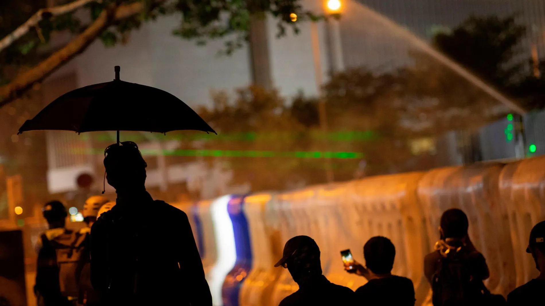 Un manifestantes usa un paraguas en medio de una protesta en el aniversario de la revolución de los paraguas en Hong Kong/EFE