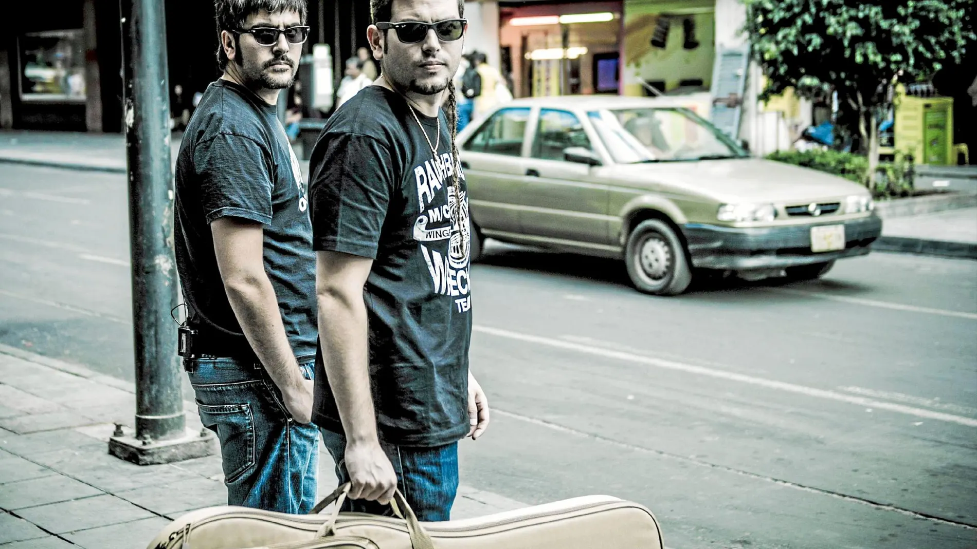 Los hermanos David (izquierda) y José Muñoz con la guitarrra a cuestas y muchas ganas de volver a encontrarse con el público