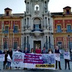Representantes de Caminando/Marchas por la Dignidad frente al Palacio de San Telmo en Sevilla reivindicando los servicios públicos / Foto: La Razón