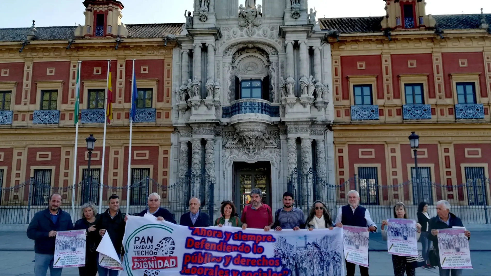 Representantes de Caminando/Marchas por la Dignidad frente al Palacio de San Telmo en Sevilla reivindicando los servicios públicos / Foto: La Razón