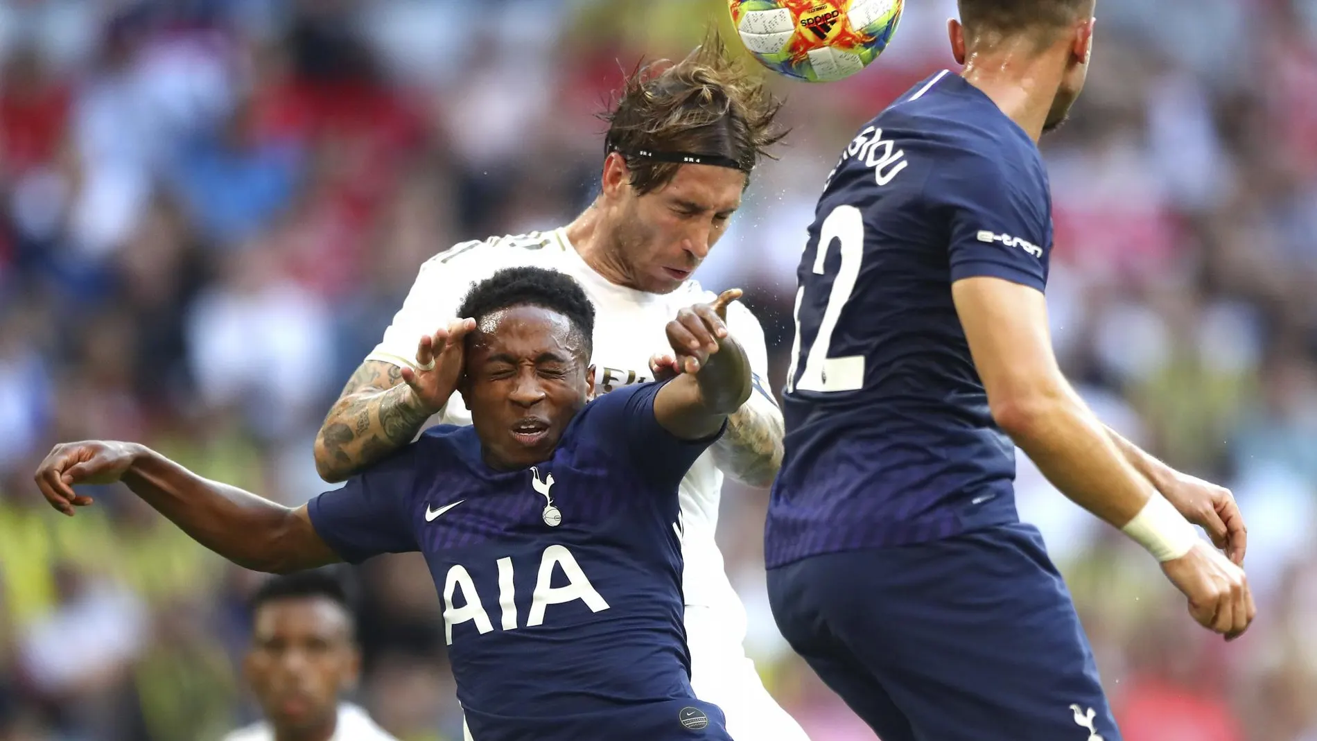 Ramos despeja un balón de cabeza en el partido contra el Tottenham