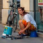 Un músico callejero por calles de Sevilla / Foto: Manuel Olmedo
