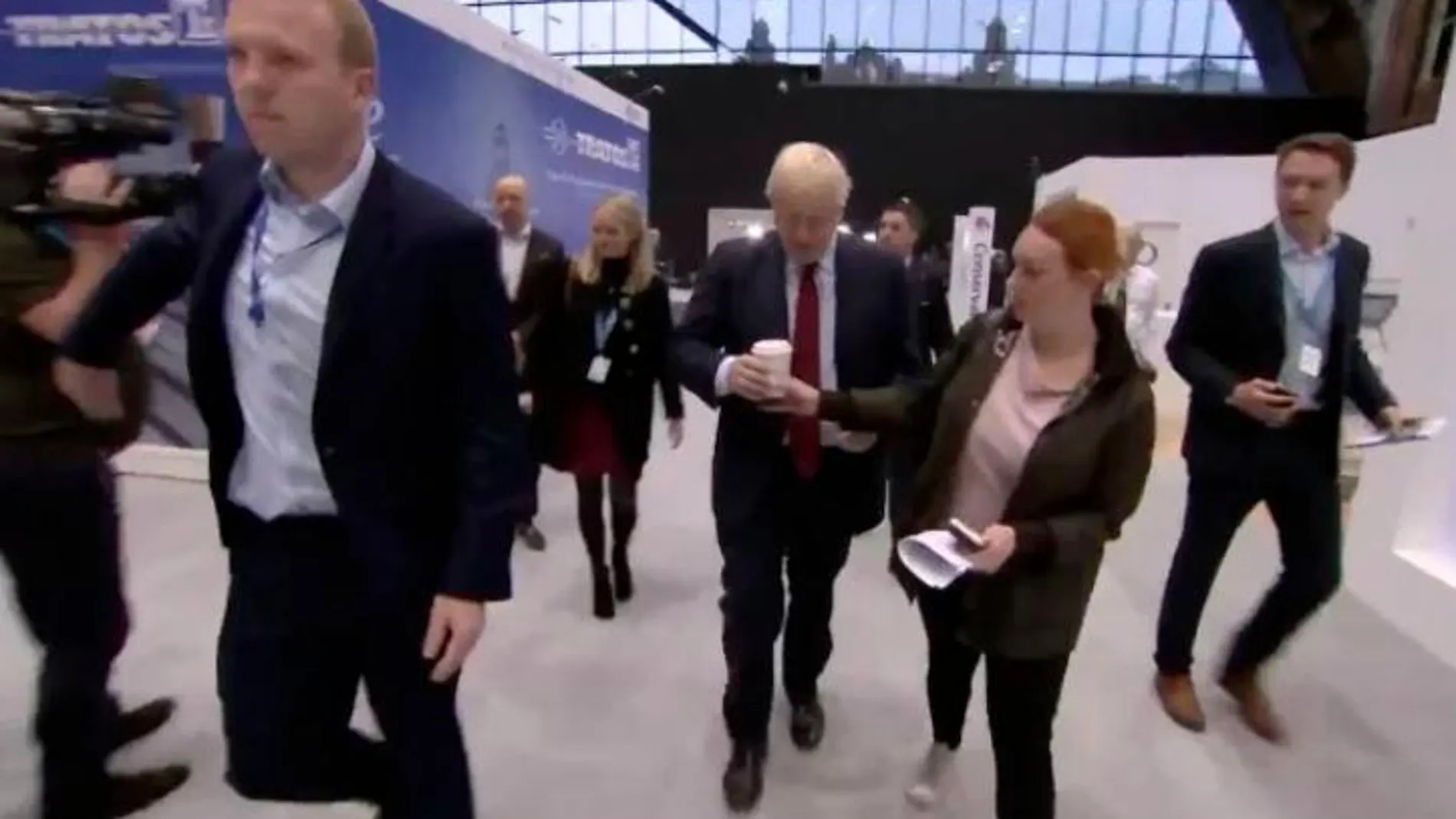 El momento en el que le quitan el café de las manos a Boris Johnson