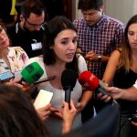 La portavoz parlamentaria de Unidas Podemos, Irene Montero (c), atiende a los medios de comunicación tras la reunión de la Junta de Portavoces