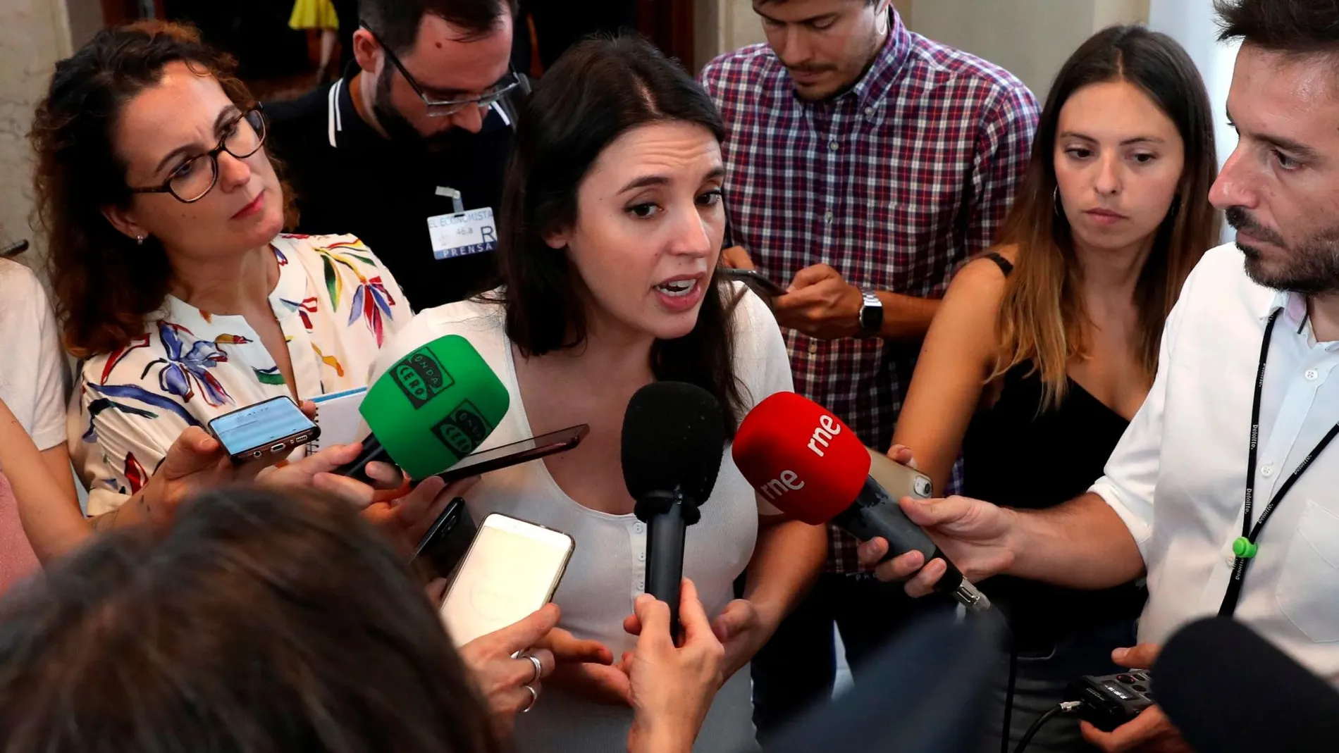 La portavoz parlamentaria de Unidas Podemos, Irene Montero (c), atiende a los medios de comunicación tras la reunión de la Junta de Portavoces