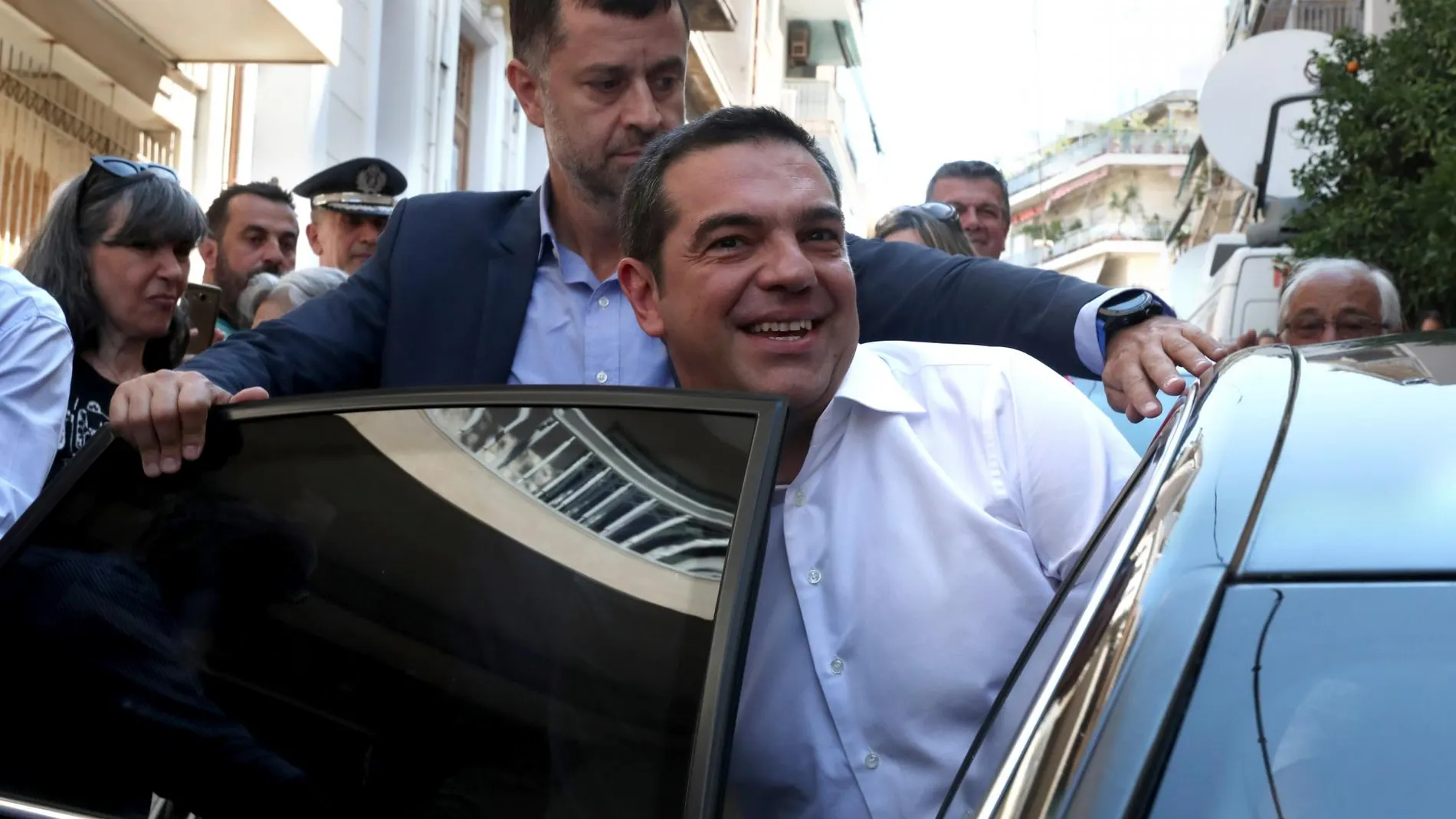 Alexis Tsipras se sube al coche oficial tras depositar su voto en un colegio de Atenas/Ap