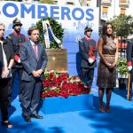 El alcalde de Madrid, José Luis Martinez Almeida, junto a la vicealcaldesa, Begoña Villacís realizan una ofrenda floral junto a bomberos y familiares en la plaza del Carmen con motivo del aniversario del incendio de los Almacenes Arias