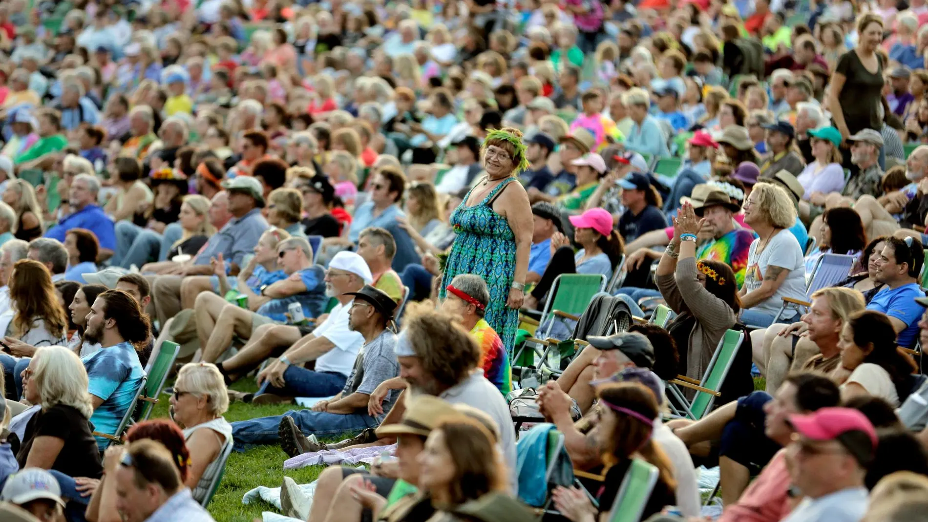 Aficionados escuchando a la banda de Blood durante la cincuenta edición del Woodstock / Foto: AP Photo