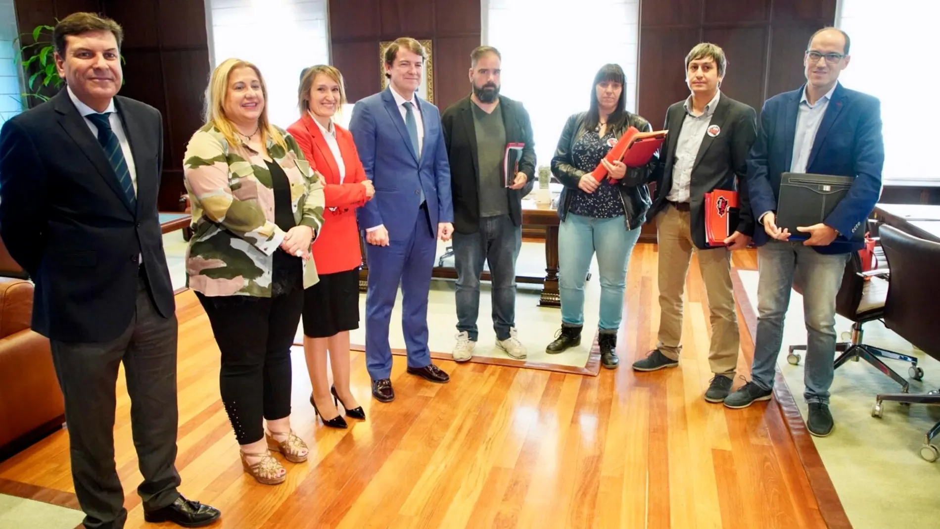 El presidente de la Junta de Castilla y León, Alfonso Fernández Mañueco, se reúne con representantes de la Plataforma Soria Ya!