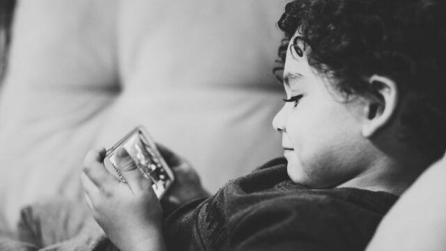Los niños españoles usarán el móvil de sus padres una media de 55 minutos al día durante las vacaciones de verano