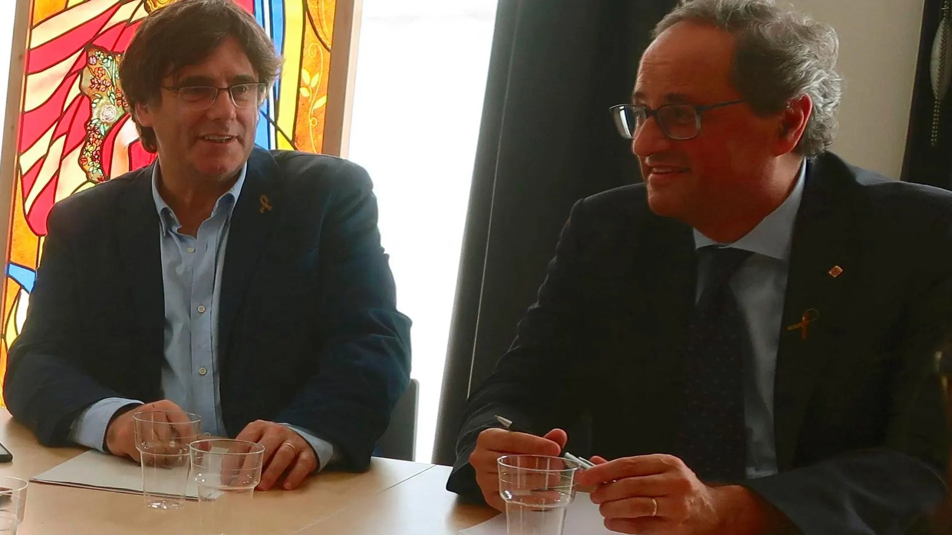Carles Puigdemont, conversa este viernes con el actual presidente, Quim Torra en Waterloo. EFE/ Aïda Sánchez
