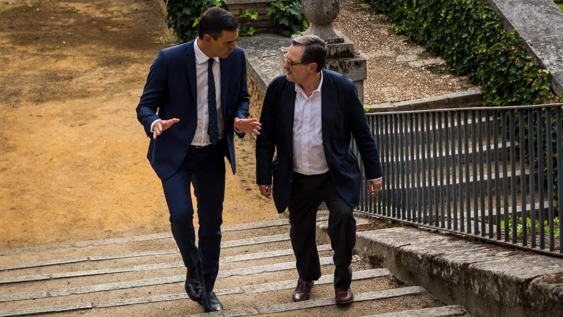 Pedro Sánchez con el director de LA RAZÓN Francisco Marhuenda en los jardines del Palacio de la Moncloa / Alberto R. Roldán