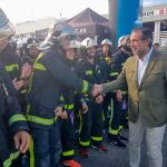 El consejero de Justicia, Interior y Víctimas, Enrique López, saluda a los bomberos participantes