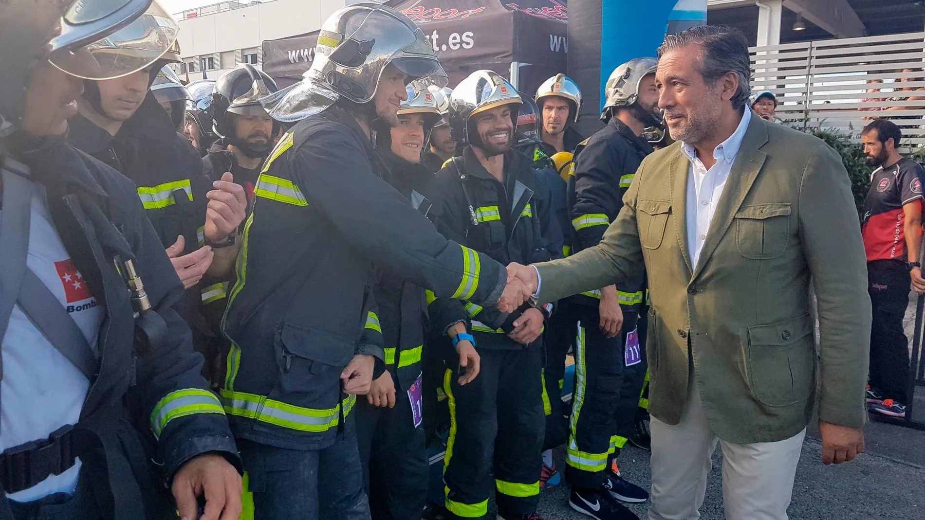 El consejero de Justicia, Interior y Víctimas, Enrique López, saluda a los bomberos participantes