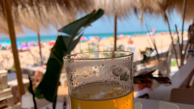 Cerveza en un chiringuito de playa