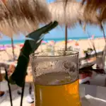 Cerveza en un chiringuito de playa