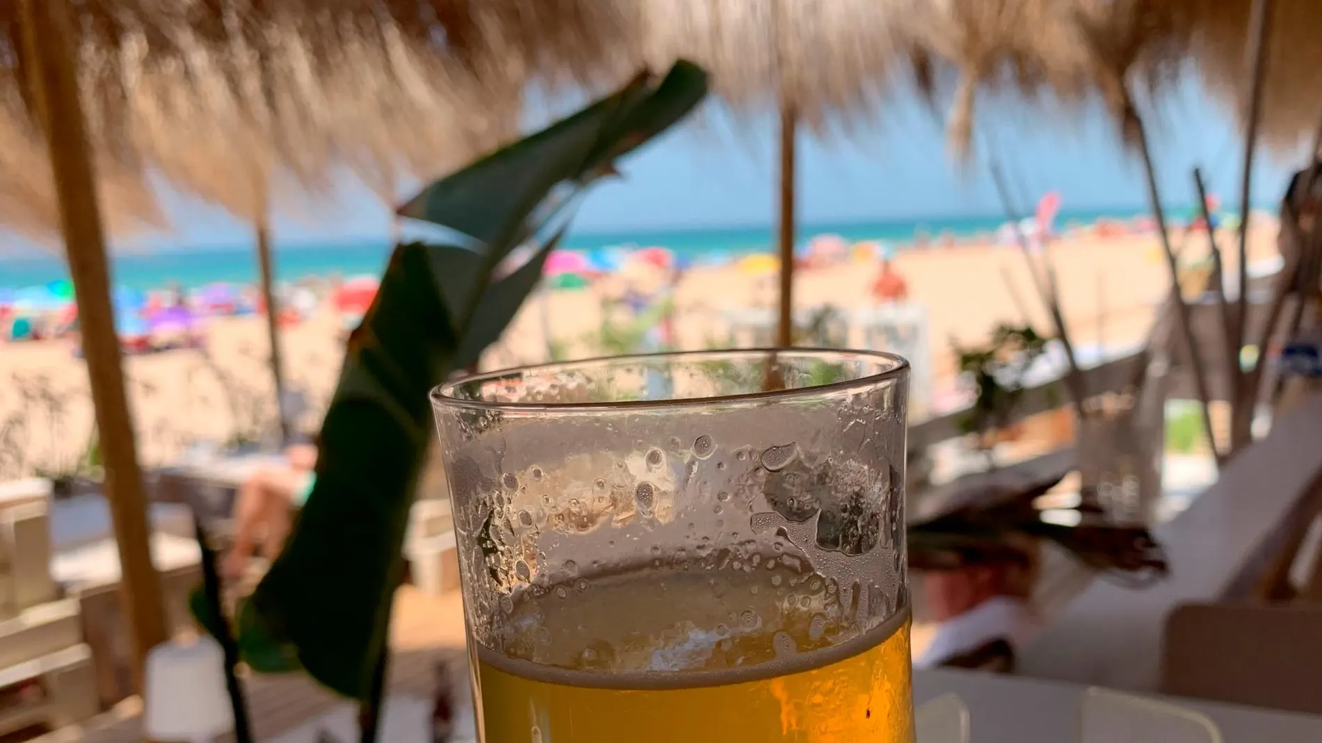 Cerveza en un chiringuito de playa