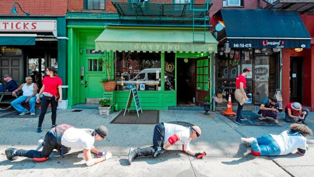 Tres de los 140 voluntarios que participaron esta semana en la «performance» colectiva de Pope.L en el Village de Nueva York. Foto: © pope.l foto de timothy schenck cortesía del artista y de public art fund, ny