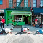 Tres de los 140 voluntarios que participaron esta semana en la «performance» colectiva de Pope.L en el Village de Nueva York. Foto: © pope.l foto de timothy schenck cortesía del artista y de public art fund, ny