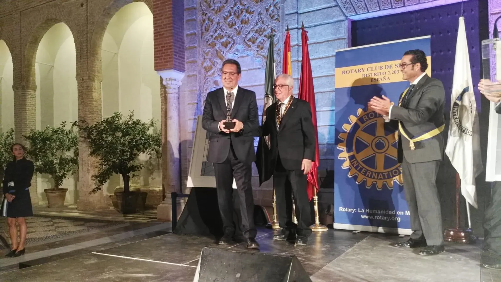 Antonio Pulido recogió el premio del Rotary Club de Sevilla en los Reales Alcázares