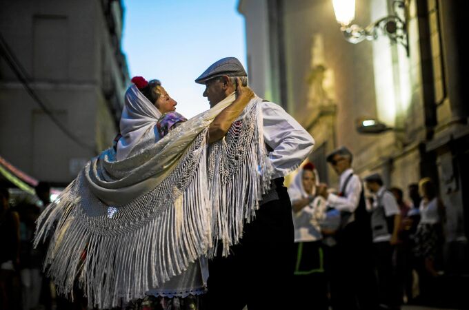 Chulapas y chulapos participan en las actividades que se organizan en las calles, como bailes de chotis, al ritmo que va marcando el organillo