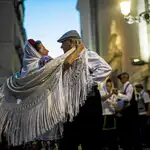 Chulapas y chulapos participan en las actividades que se organizan en las calles, como bailes de chotis, al ritmo que va marcando el organillo