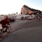 Vista de la entrada a Gibraltar, donde ayer se celebró una jornada electoral / Foto: Efe