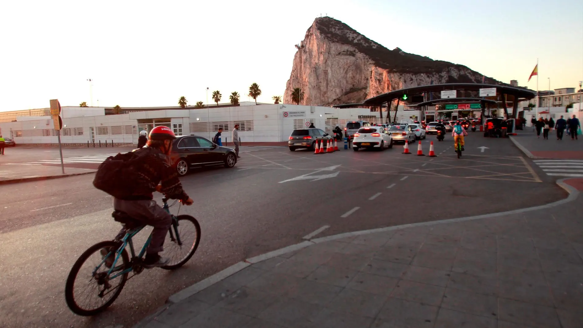 Vista de la entrada a Gibraltar, donde ayer se celebró una jornada electoral / Foto: Efe