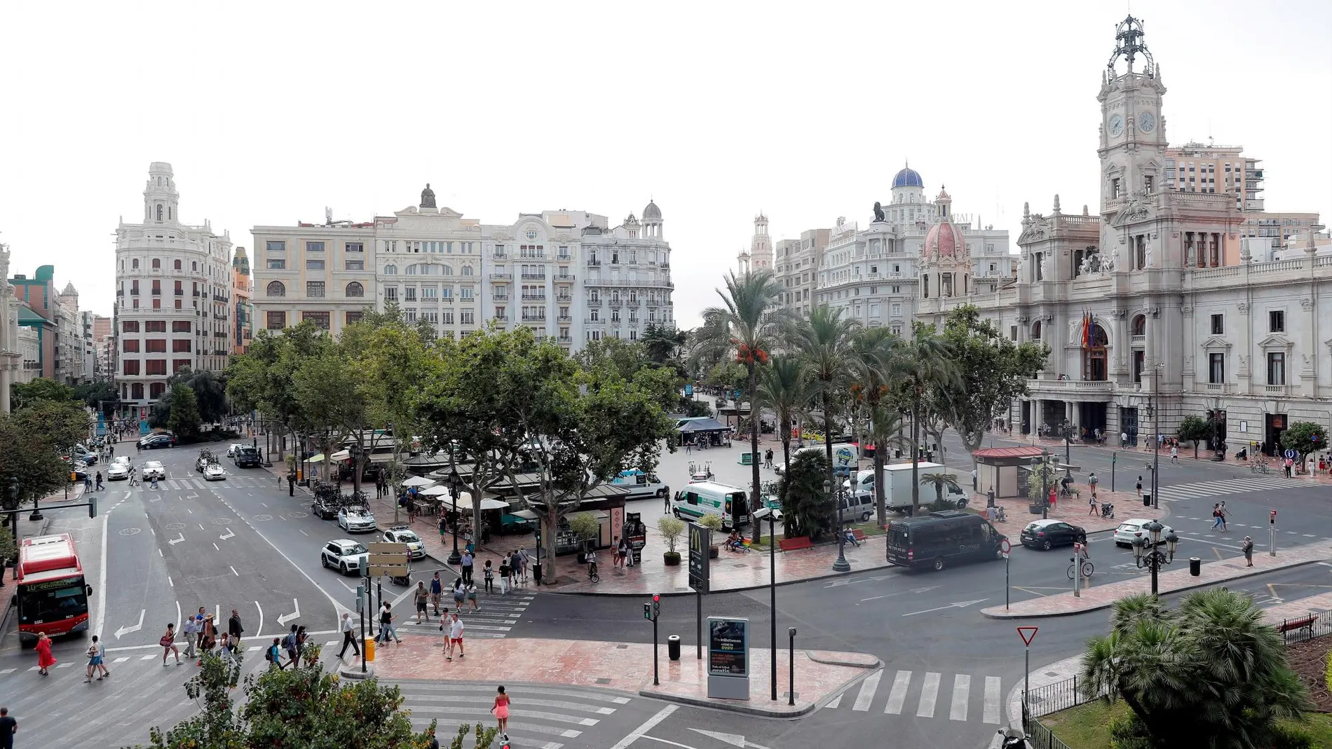 Vista general de la plaza del Ayuntamiento de Valencia cuyo coste de las obras de peatonalización se estima en cinco millones de euros
