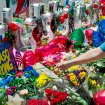 Una mujer deposita una flor en el memorial por las víctimas del ataque terrorista perpetrado por Patrick Crusius