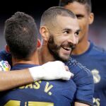 Lucas Vázquez abraza a Benzema
