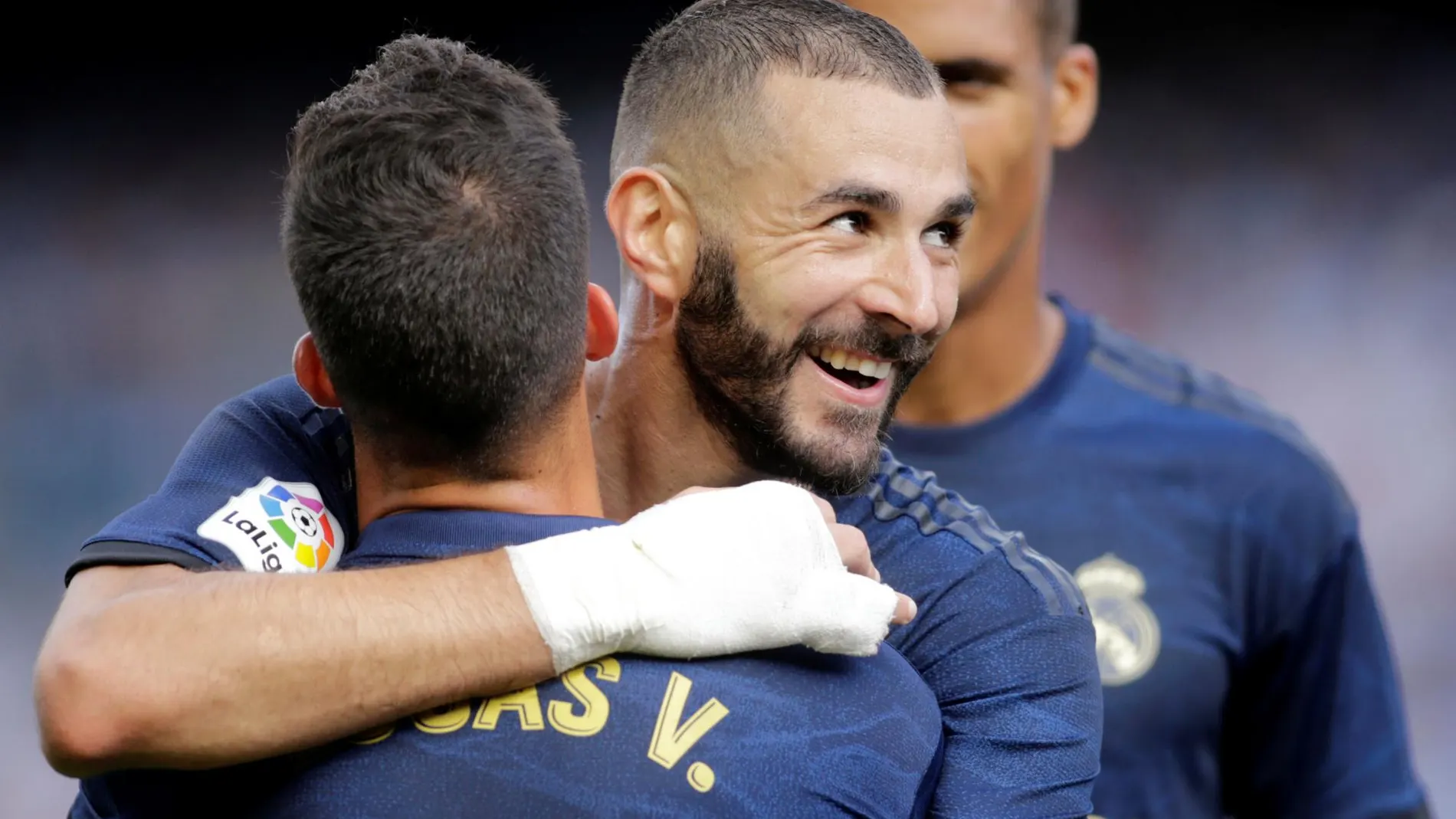 Lucas Vázquez abraza a Benzema