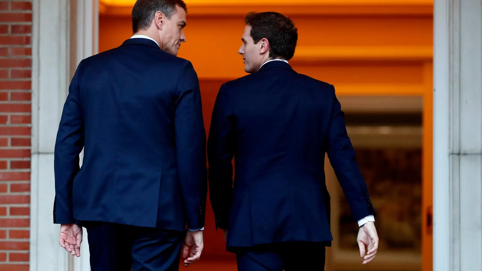 Pedro Sánchez recibe al líder de Ciudadanos, Albert Rivera (d), con quien concluye la ronda que ha mantenido con los responsables de la oposición. EFE/MARISCAL