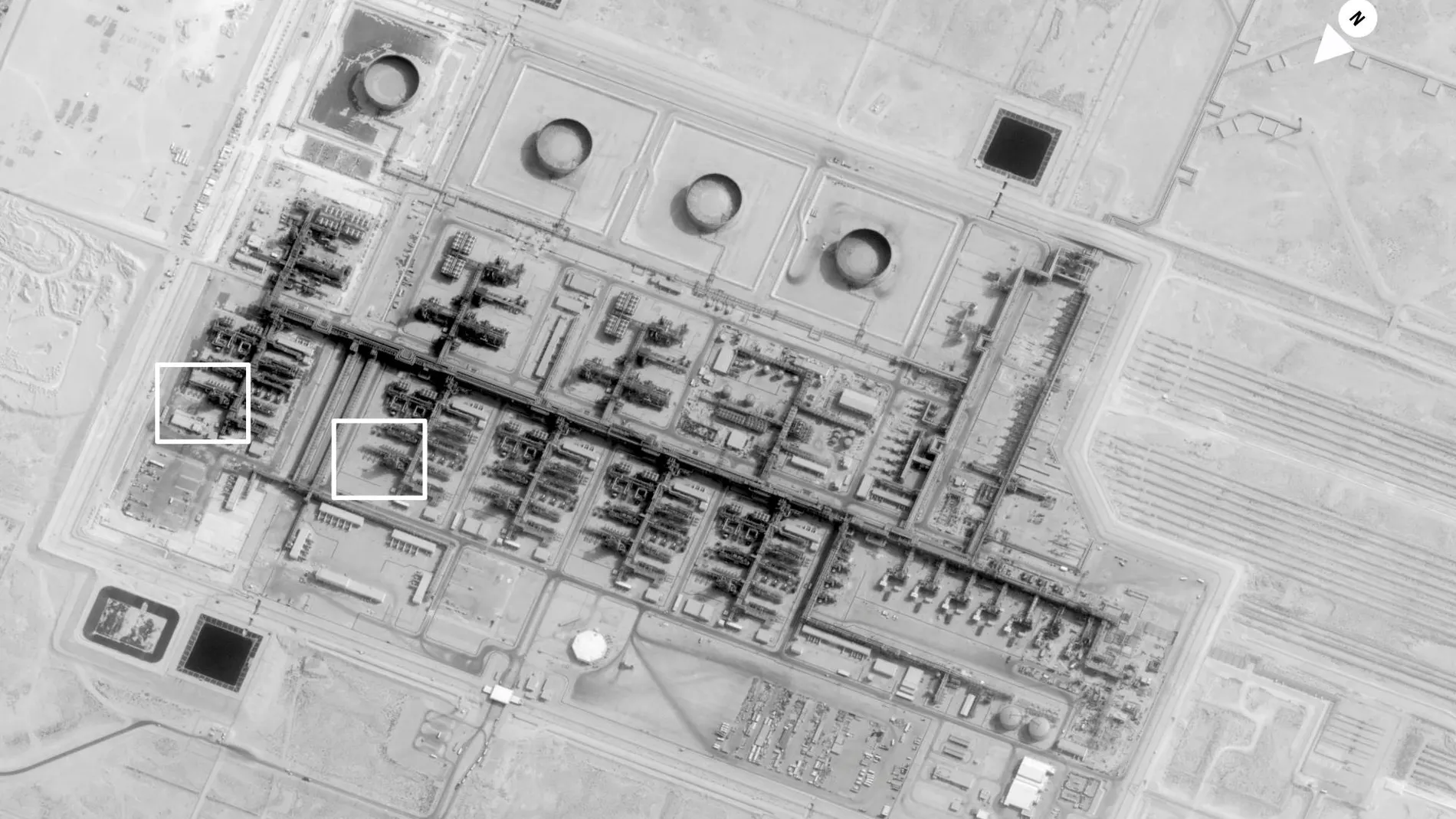 Imagen difundida por el Gobierno de Estados Unidos de la refinería de Aramco atacada/ AP