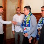 El presidente de la Diputación de León, Juan Martínez Majo, , recibe a una delegación del equipo de fútbol SD Ponferradina