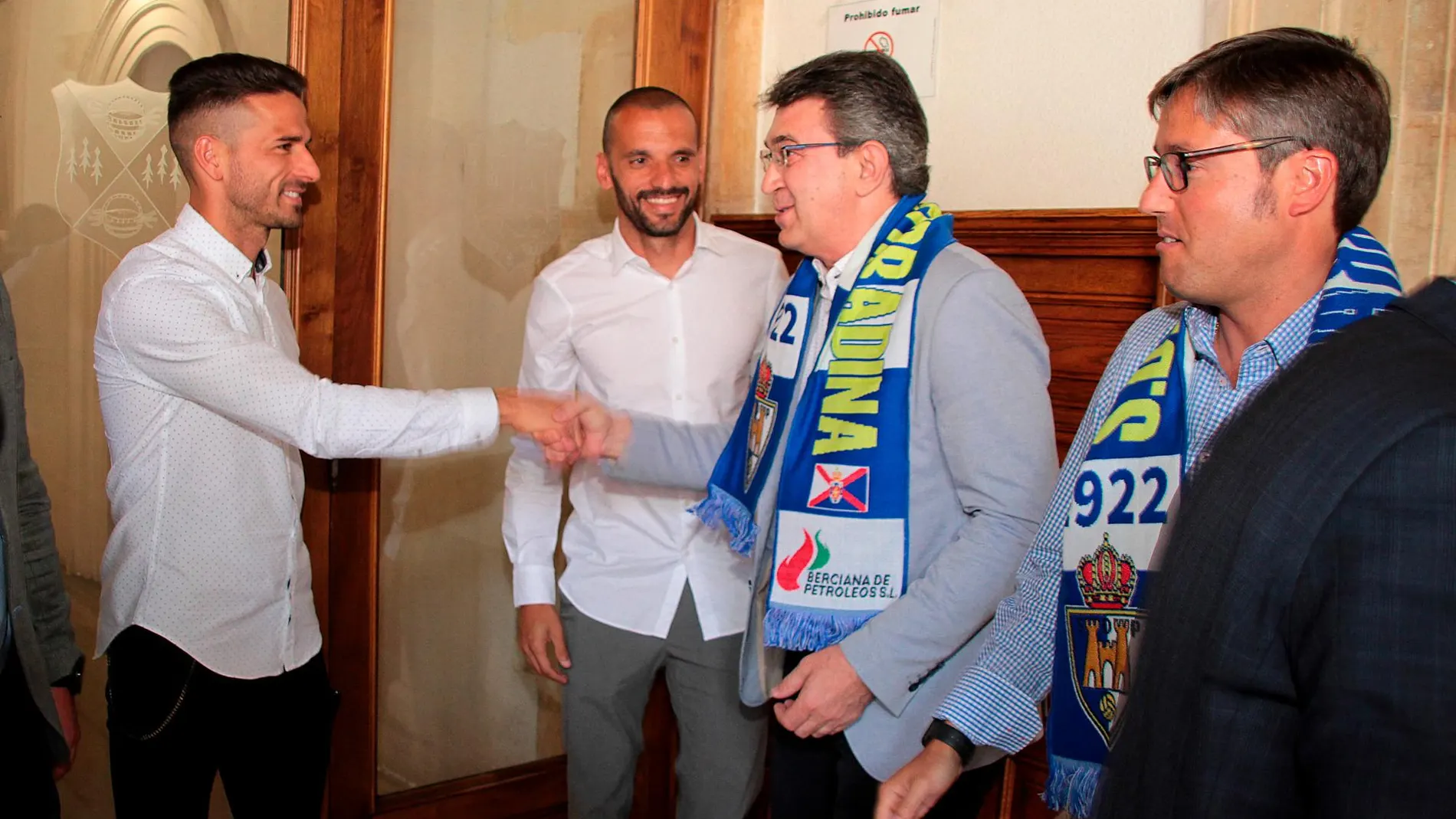 El presidente de la Diputación de León, Juan Martínez Majo, , recibe a una delegación del equipo de fútbol SD Ponferradina