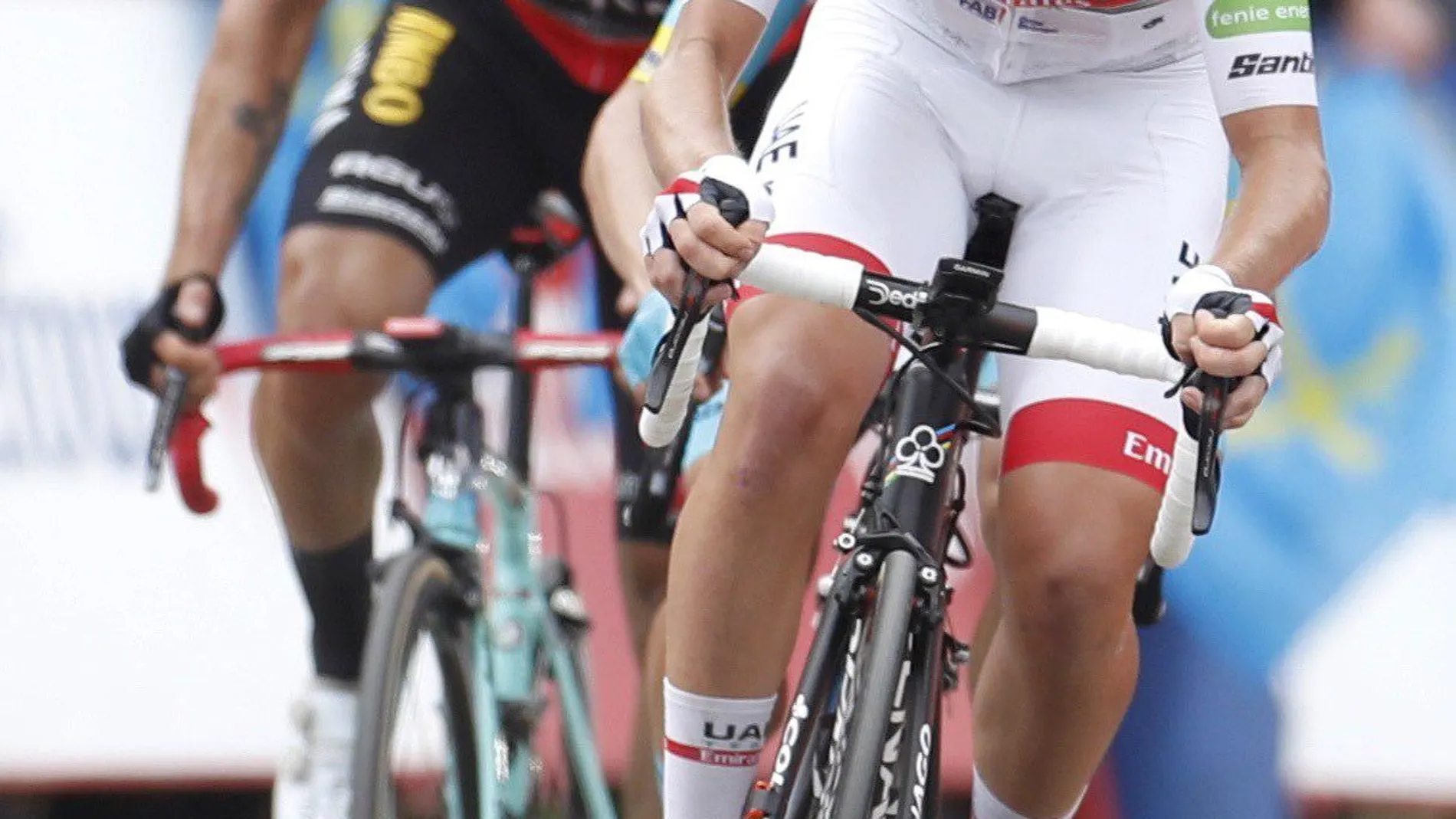 Pogacar, en la llegada a La Cubilla, con Roglic detrás