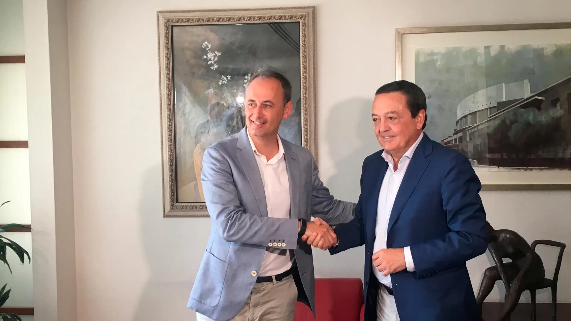 Javier Celdrán y José María Albarracín se saludan momentos antes de comenzar su reunión